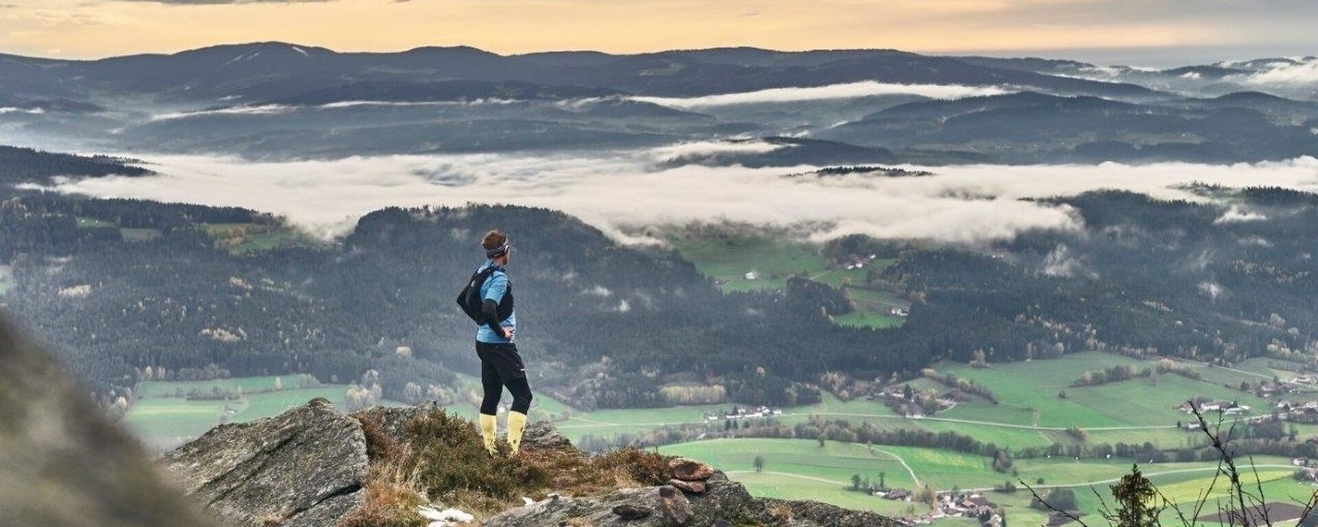 Ein Wanderer genießt die Landschaft in der Nähe des natura Hotels Bodenmais.