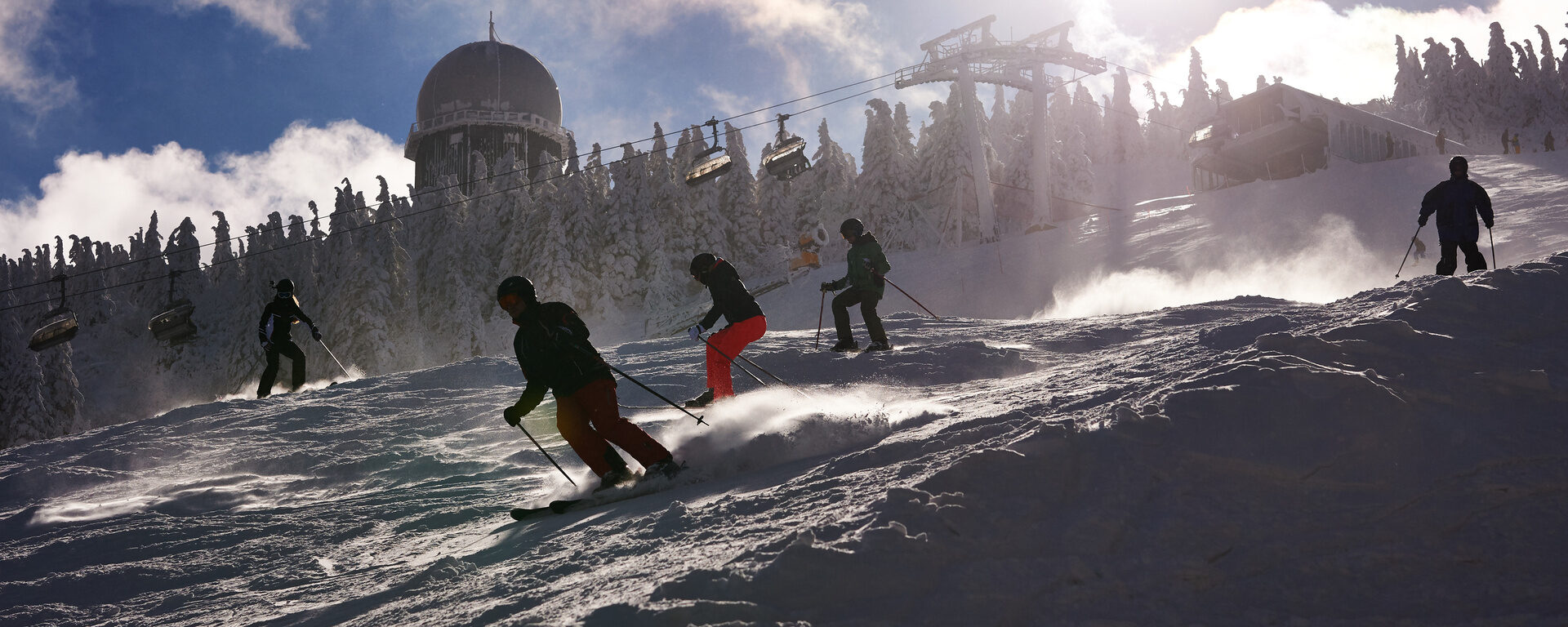 Mehrere Skifahrer beim Skifahren am großen Arber.